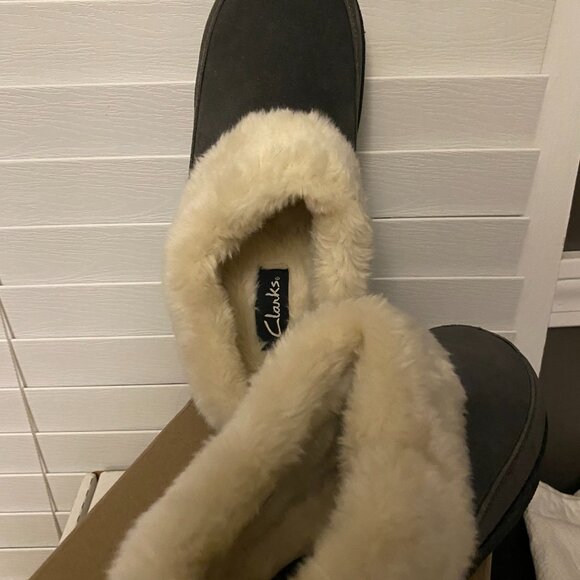 New in Box Clark indoor/outdoor Slippers - Picture 4 of 5